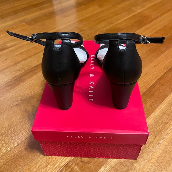 Kelly & Katie Black Wedge Sandals - Picture 4 of 4